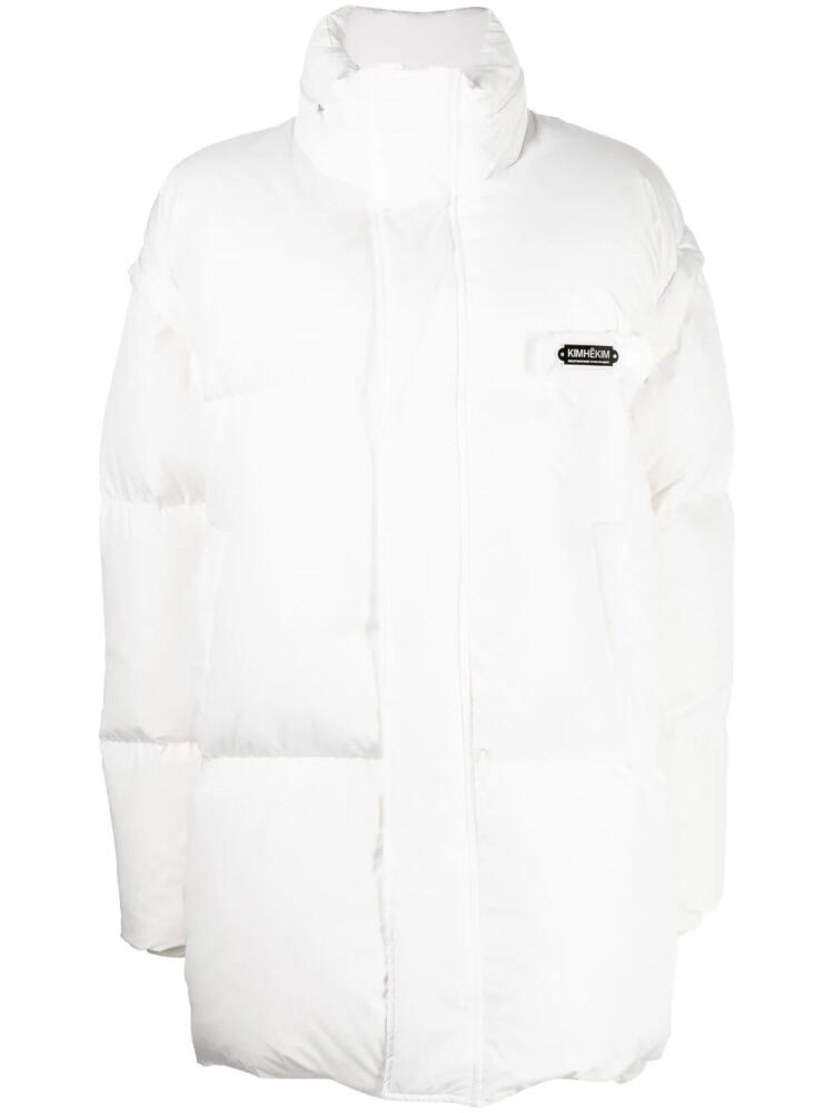 Kimhekim logo-plaque puffer jacket - White Cover