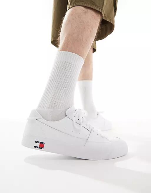 Tommy Jeans vulcanized essential sneakers in white Cover