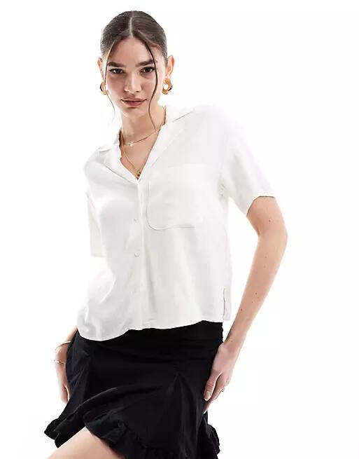 Stradivarius linen look short sleeve boxy shirt in white Cover