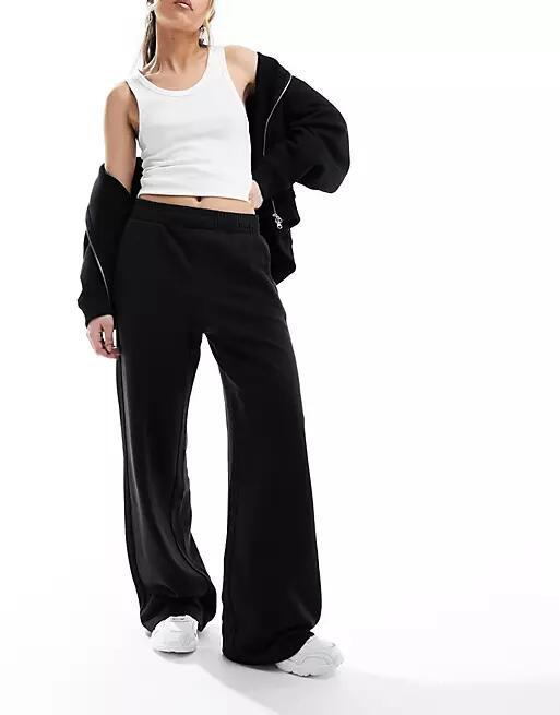 Bershka wide leg sweatpants in black Cover