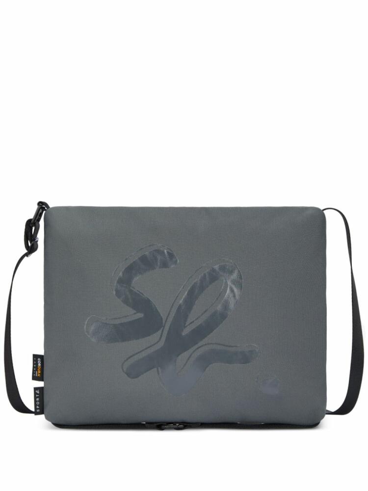 SPORT b. by agnès b. tonal logo-print messenger bag - Grey Cover