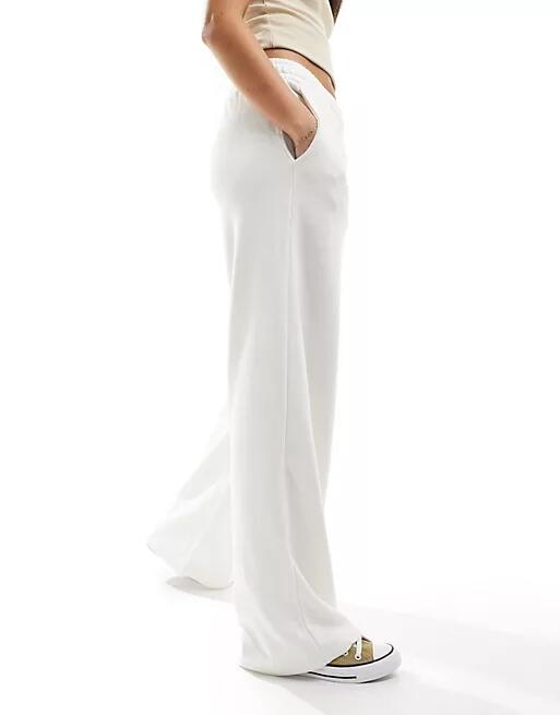 Bershka wide leg sweatpants in white Cover