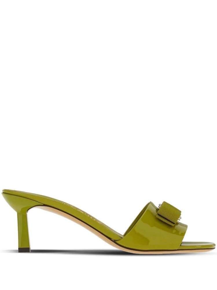 Ferragamo 55mm Vara bow slide mules - Green Cover