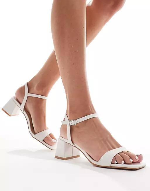 Glamorous low block heeled sandals in white Cover