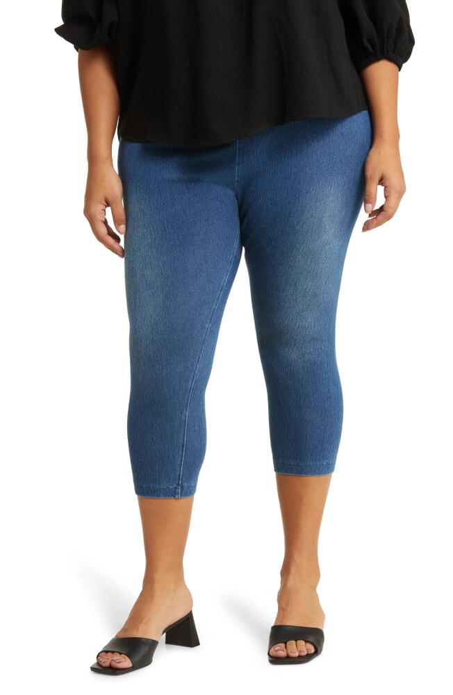 Lyssé Denim Capri Leggings in Midwash Cover