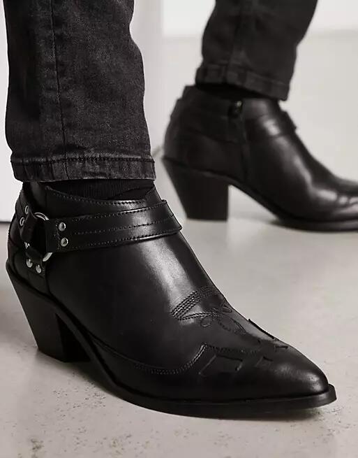 ASOS DESIGN heeled western boots in black leather Cover