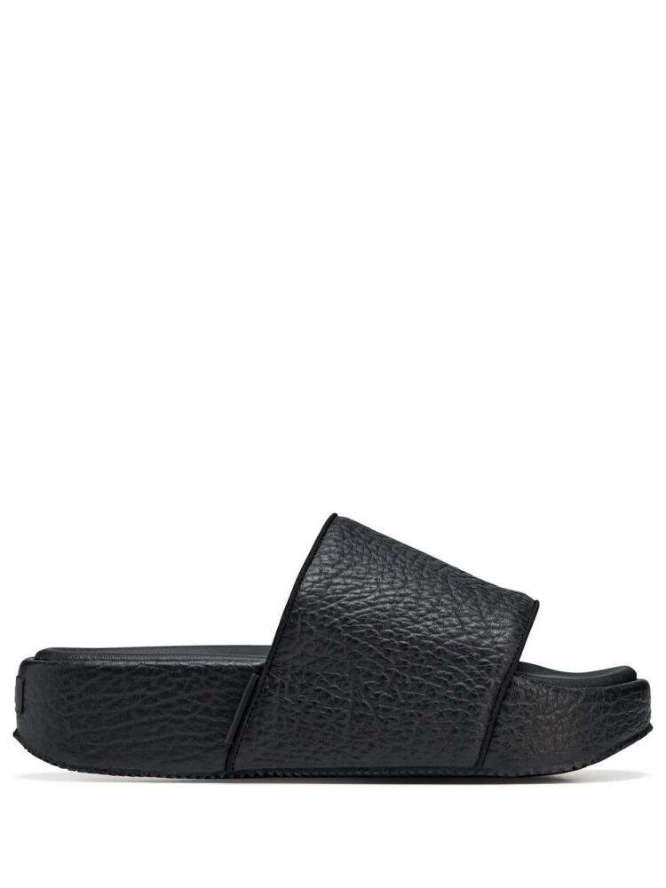 Y-3 pebbled open-toe slides - Black Cover