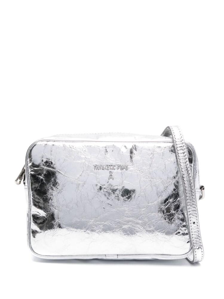 Patrizia Pepe logo-plaque cracked effect crossbody bag - Silver Cover