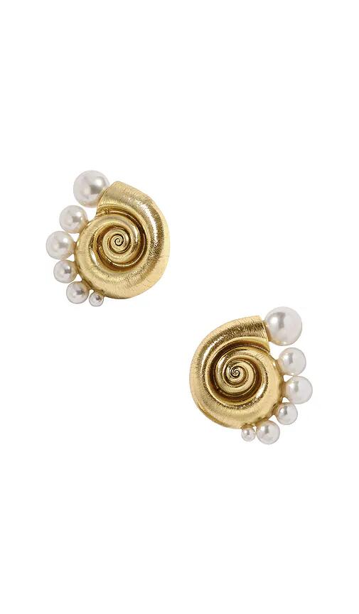 Lili Claspe Mini La Mer Pearl Earring in Metallic Gold Cover