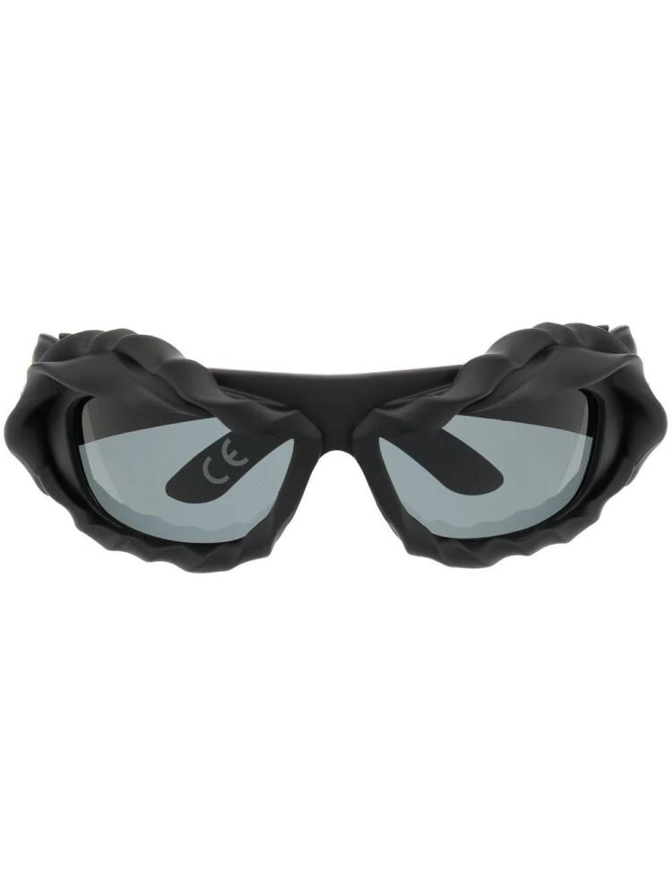 Ottolinger 3D twist-detail sunglasses - Black Cover