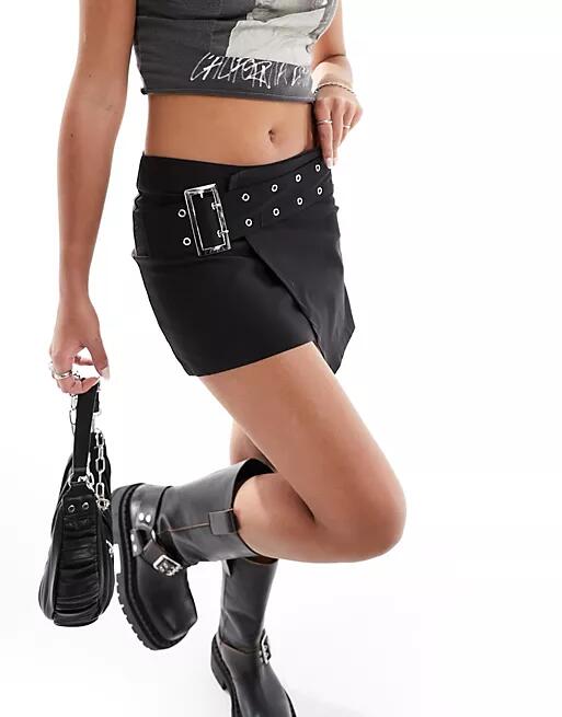 Daisy Street Y2K low rise mini skirt with buckle detail-Black Cover