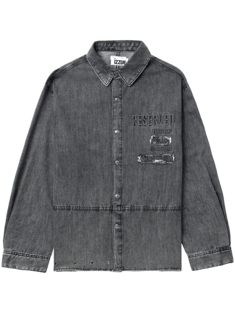 izzue slogan-embossed denim shirt - Black Cover