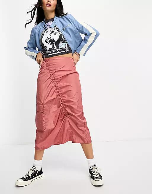 Only ruched detail midi cargo skirt in pink Cover