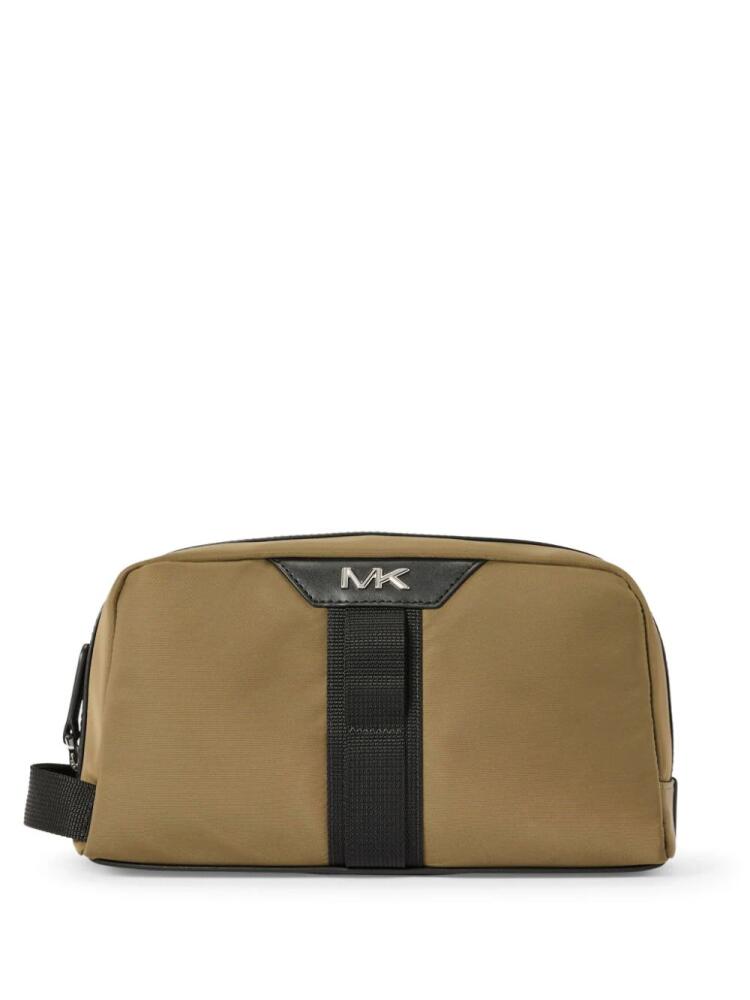 Michael Kors Brooklyn toiletry bag - Green Cover