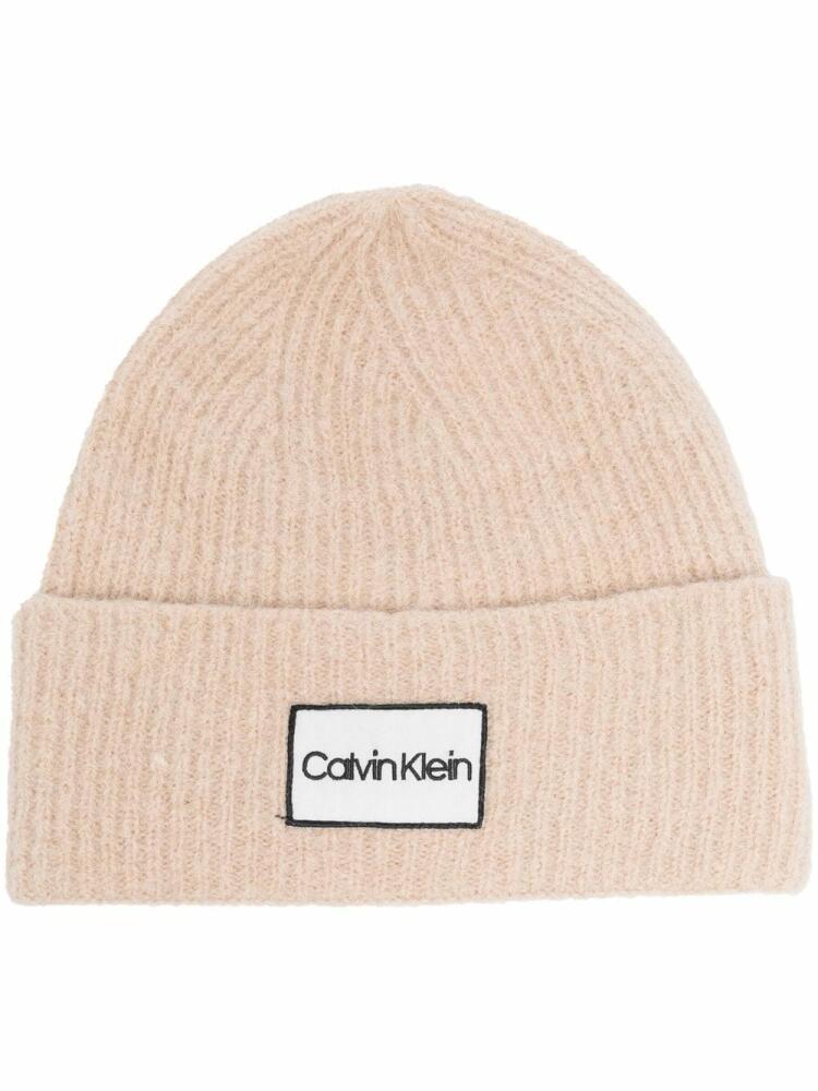 Calvin Klein logo-patch ribbed beanie - Neutrals Cover