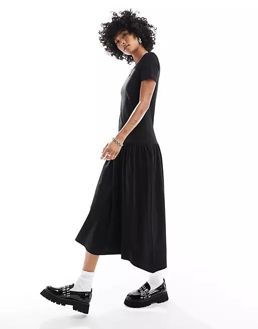 Monki short sleeve open neck midi soft jersey sun dress with pleated bottom in black Cover