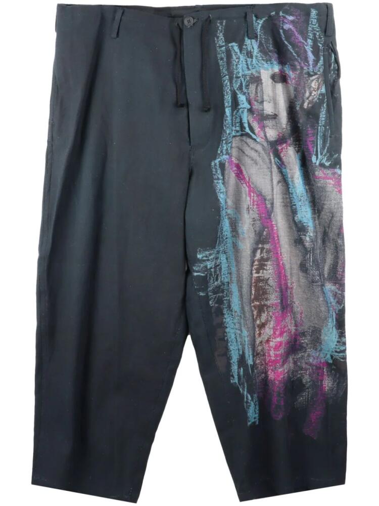 Yohji Yamamoto graphic-print pleated tapered trousers - Black Cover