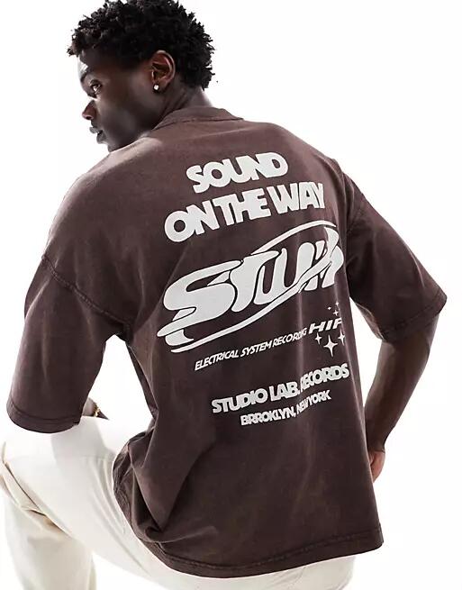 Pull & Bear sound on the way stwd printed T-shirt in brown Cover