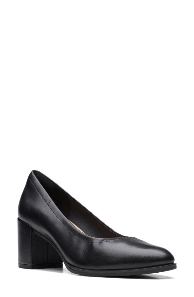 Clarks(r) Freva55 Court Pump in Black Leather Cover