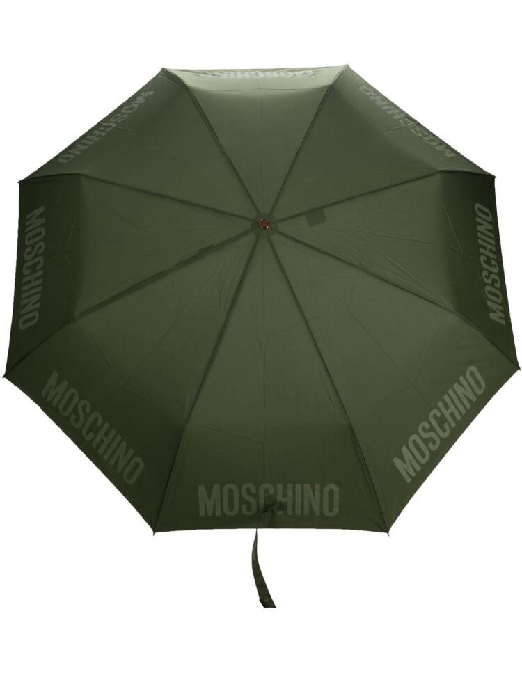 Moschino logo-print compact umbrella - Green Cover