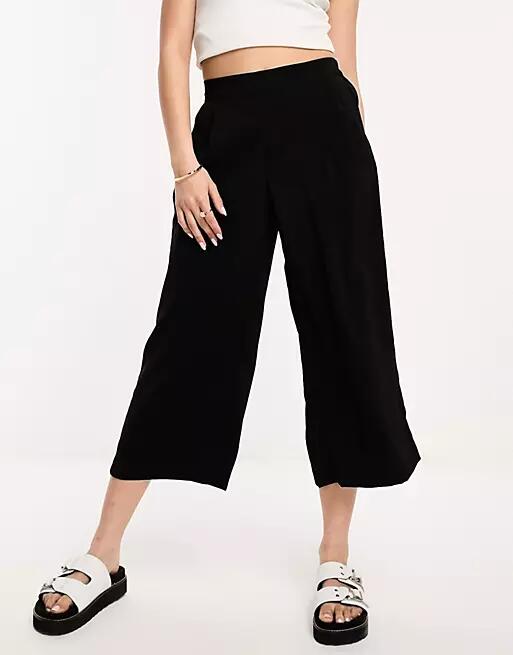 Vero Moda culotte pants in black Cover