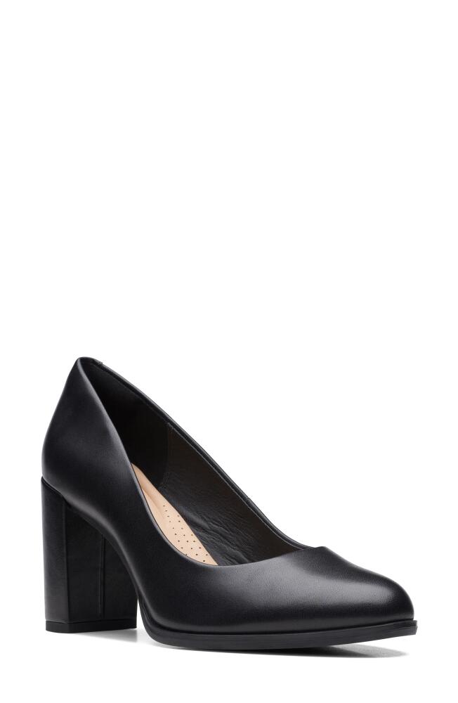 Clarks(r) Freva85 Court Pump in Black Leather Cover