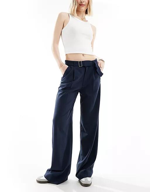 Pull & Bear wide leg pleated tailored pants with belt in navy blue Cover