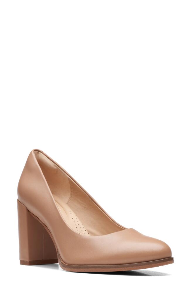 Clarks(r) Freva 85 Court Pump in Praline Le Cover