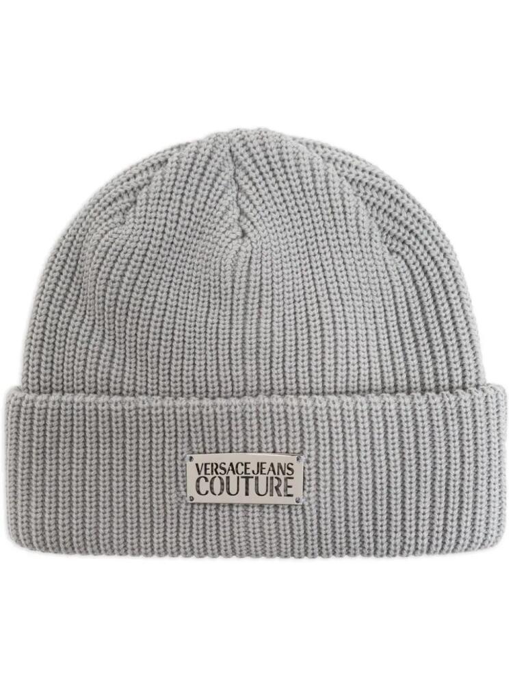 Versace Jeans Couture logo-plaque knitted beanie - Grey Cover