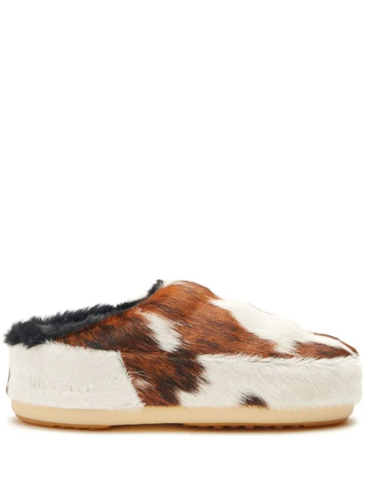 Moon Boot cow-print pony hair mules - White Cover