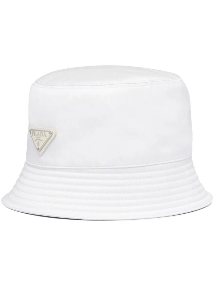 Prada triangle-logo bucket hat - White Cover