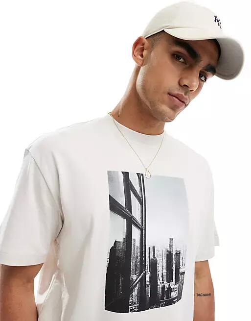 Pull & Bear contemporary art front printed t-shirt in ecru-Neutral Cover