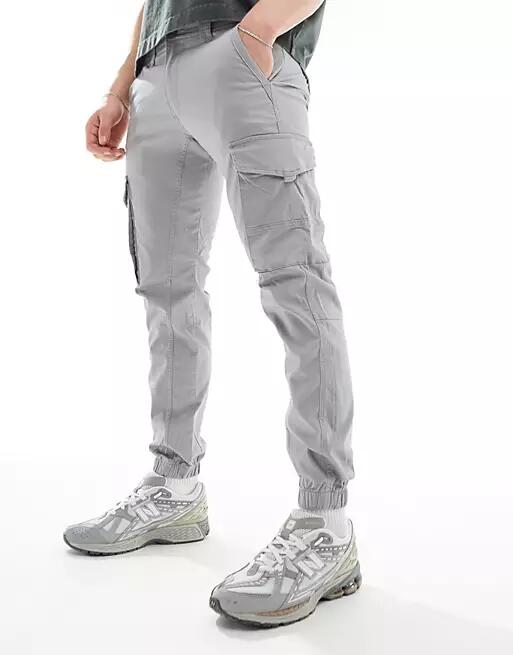 Jack & Jones cargo pants with cuff in light gray Cover