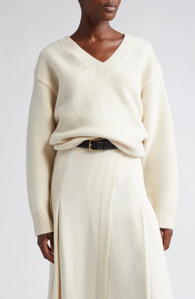 TOTEME Wool & Cashmere V-Neck Sweater in Snow Cover