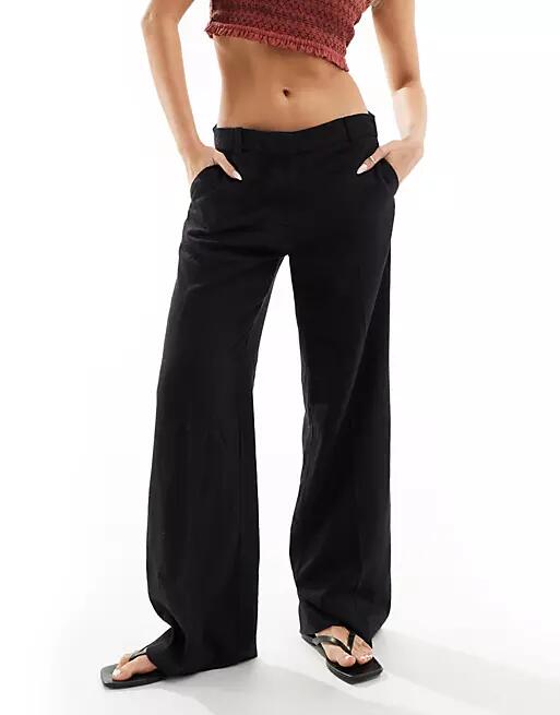 Weekday Emmie low waisted linen mix pants in black Cover