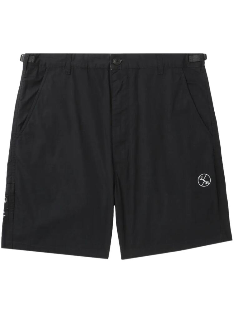 izzue logo-embroidered Bermuda shorts - Black Cover