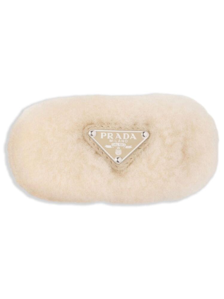 Prada triangle-logo shearling hair clip - White Cover