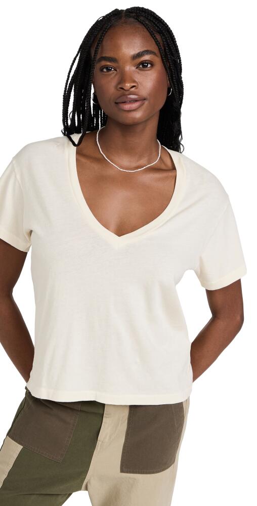 THE GREAT. The V Neck Tee Washed White Cover