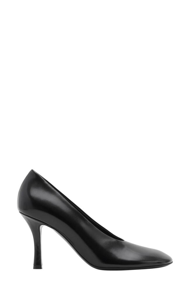 burberry Rounded Toe Pump in Black Cover