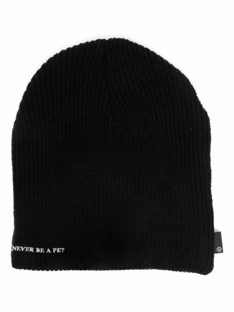 Undercover slogan-embroidered ribbed beanie - Black Cover