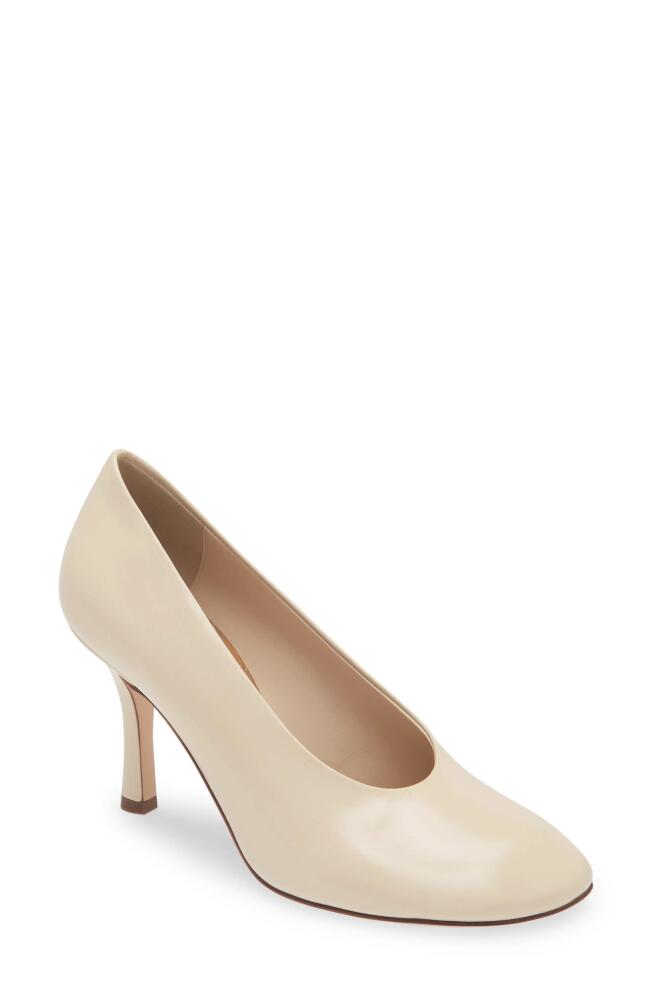 burberry Rounded Toe Pump in Ivory Cover