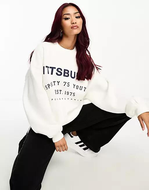 Bershka 'Pittsburgh' oversized sweatshirt in white Cover