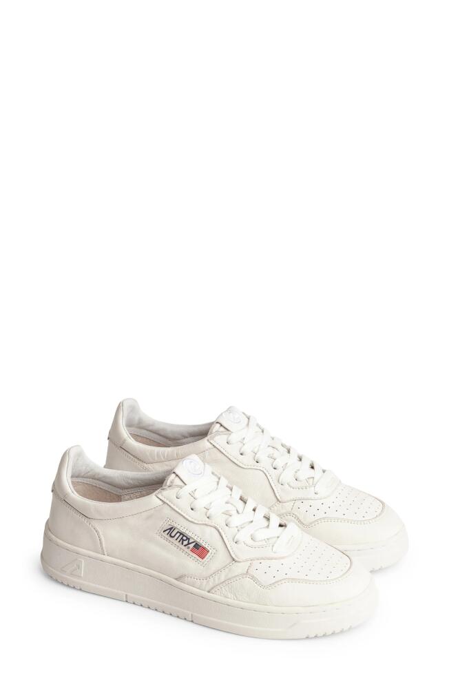 AUTRY Medalist Low Sneaker in Goat White Cover