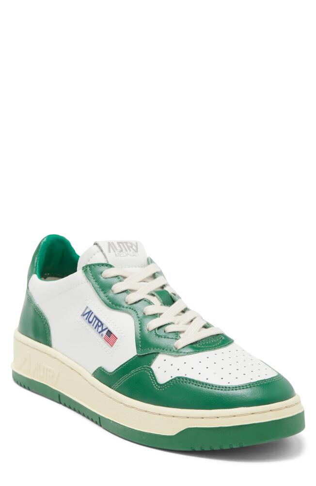 AUTRY Medalist Low Sneaker in Leat/Leat Wht/Green Cover