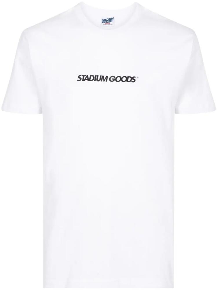 STADIUM GOODS® Horizontal Logo "White" T-shirt Cover