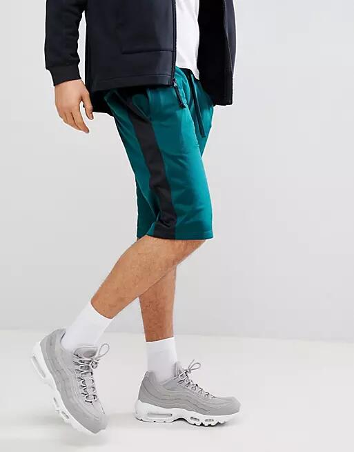 New Look shorts in forest green Cover