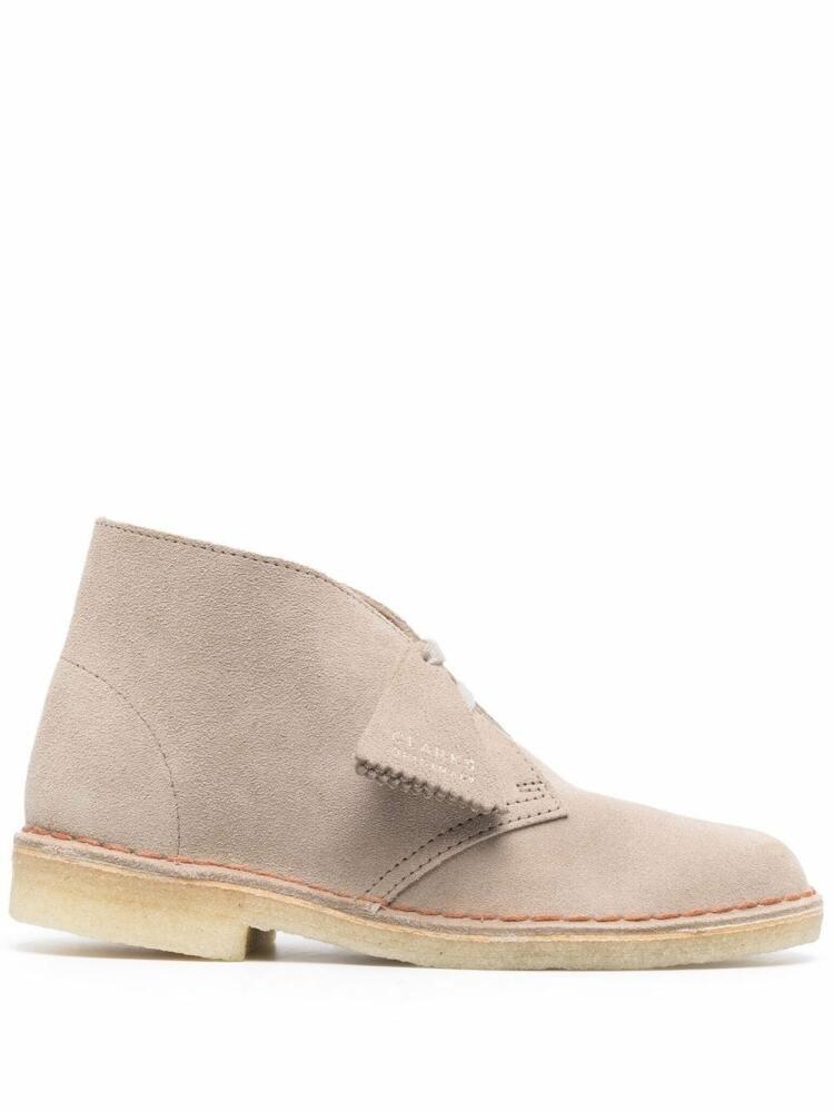 Clarks Originals logo-embossed suede desert boots - Neutrals Cover