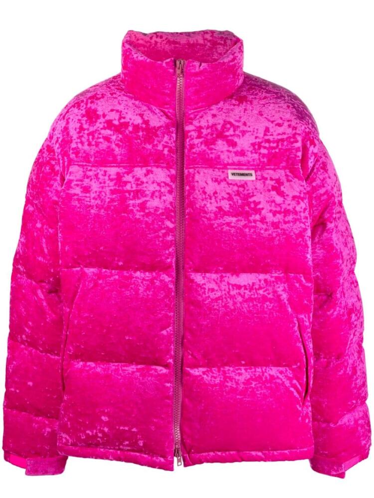 VETEMENTS logo-patch velour down puffer jacket - Pink Cover