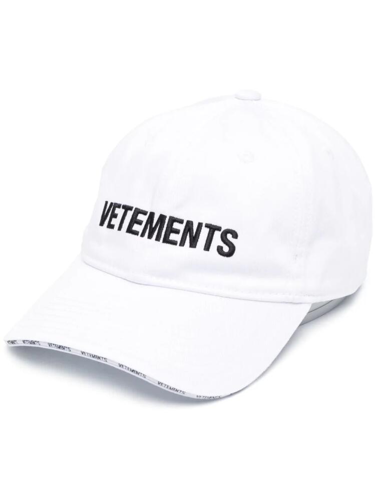 VETEMENTS logo-embroidered baseball cap - White Cover