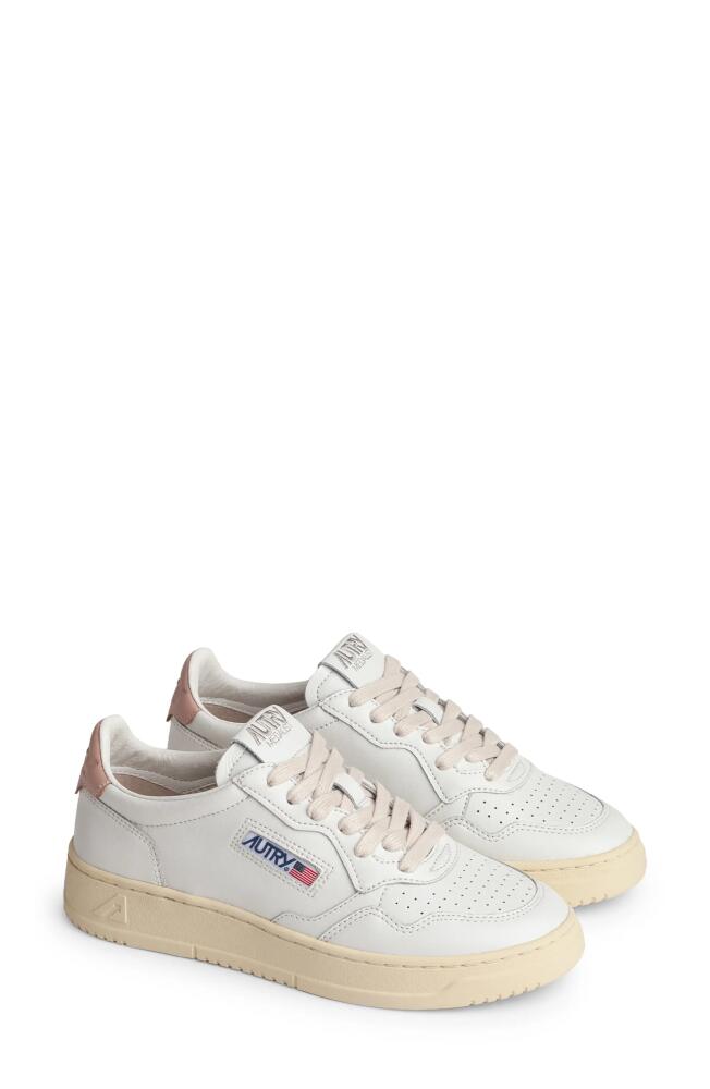 AUTRY Medalist Low Sneaker in White/pink Cover